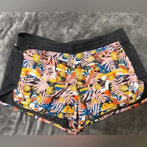 The North Face Hydrenaline Shorts Size XL Black Floral Activewear Athleisure